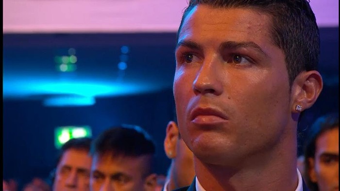 Vẻ mặt buồn bã của Ronaldo khi nghe Messi được xướng tên...
